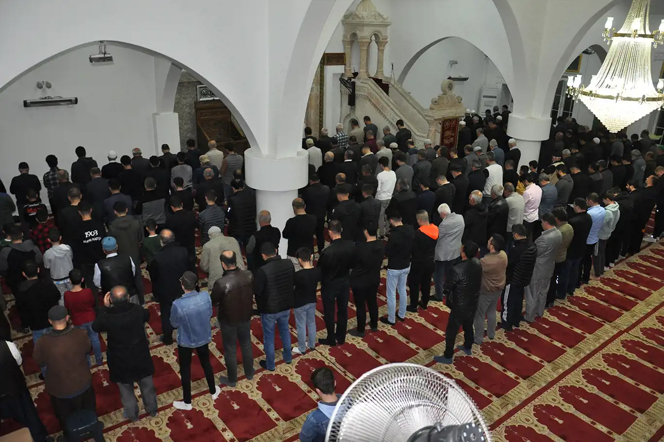 Ramazan'ın ilk teravihinde vatandaşlar camilere akın etti
