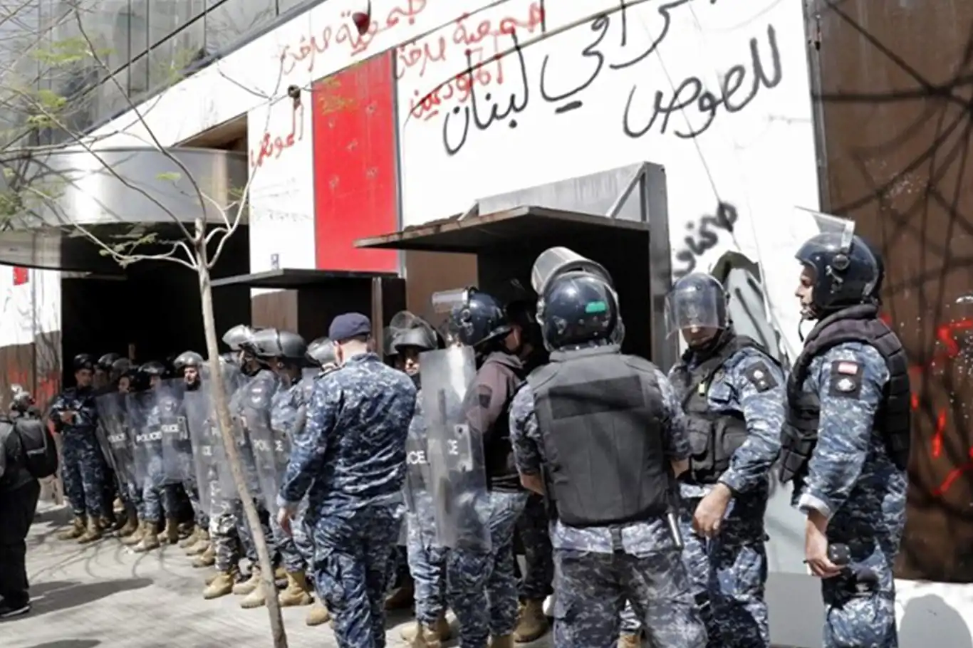 لبنان: احتجاجات أمام المصرف المركزي ومحاولات لاقتحام بنوك