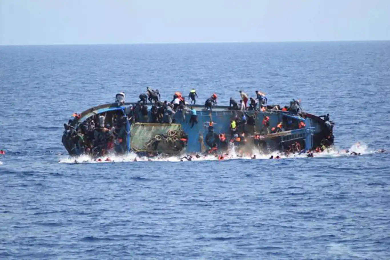 Tunus açıklarında düzensiz göçmen teknesi battı