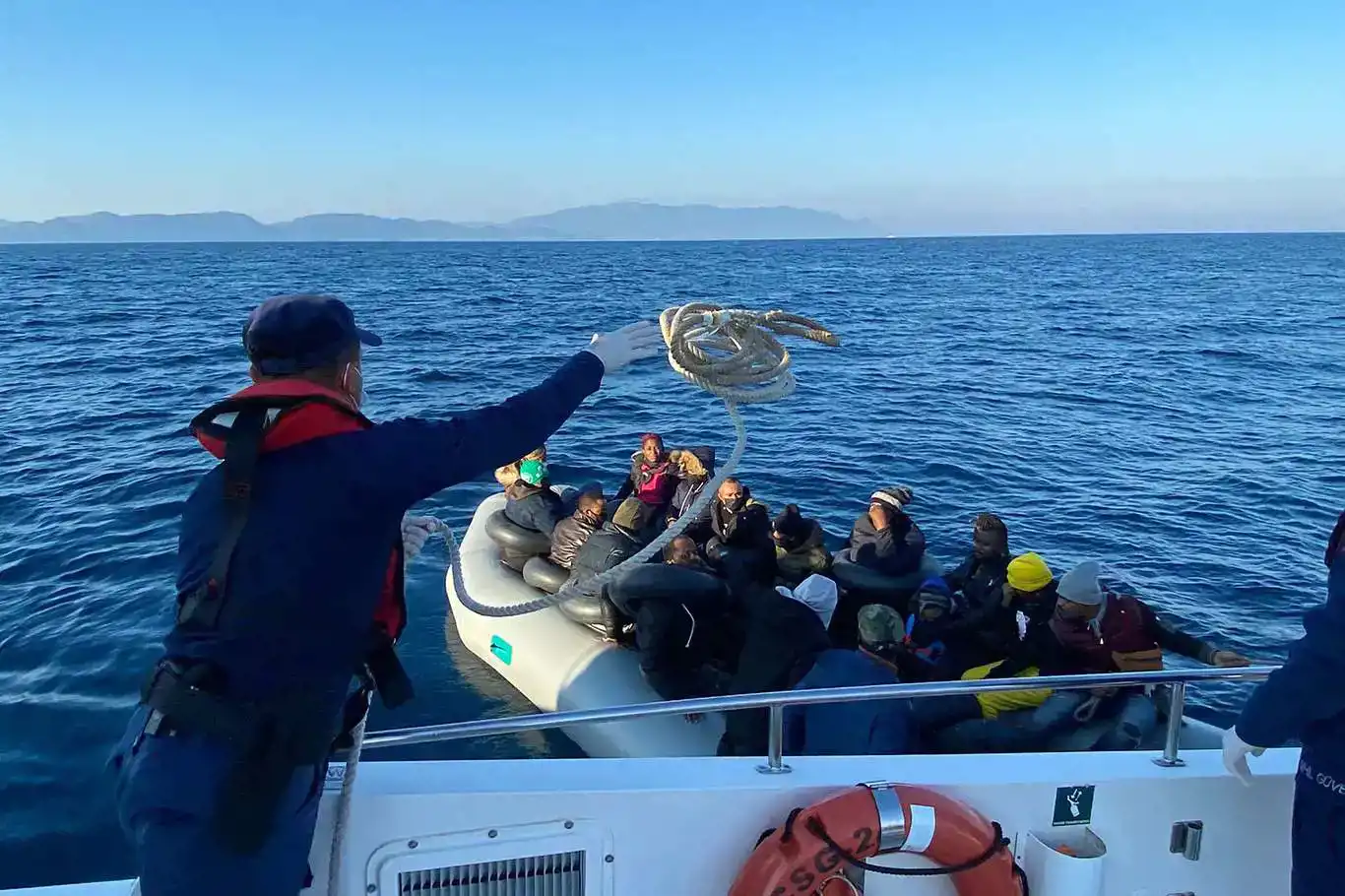13 irregular migrants rescued off Türkiye's western coast 13 irregular migrants rescued off Türkiye's western coast