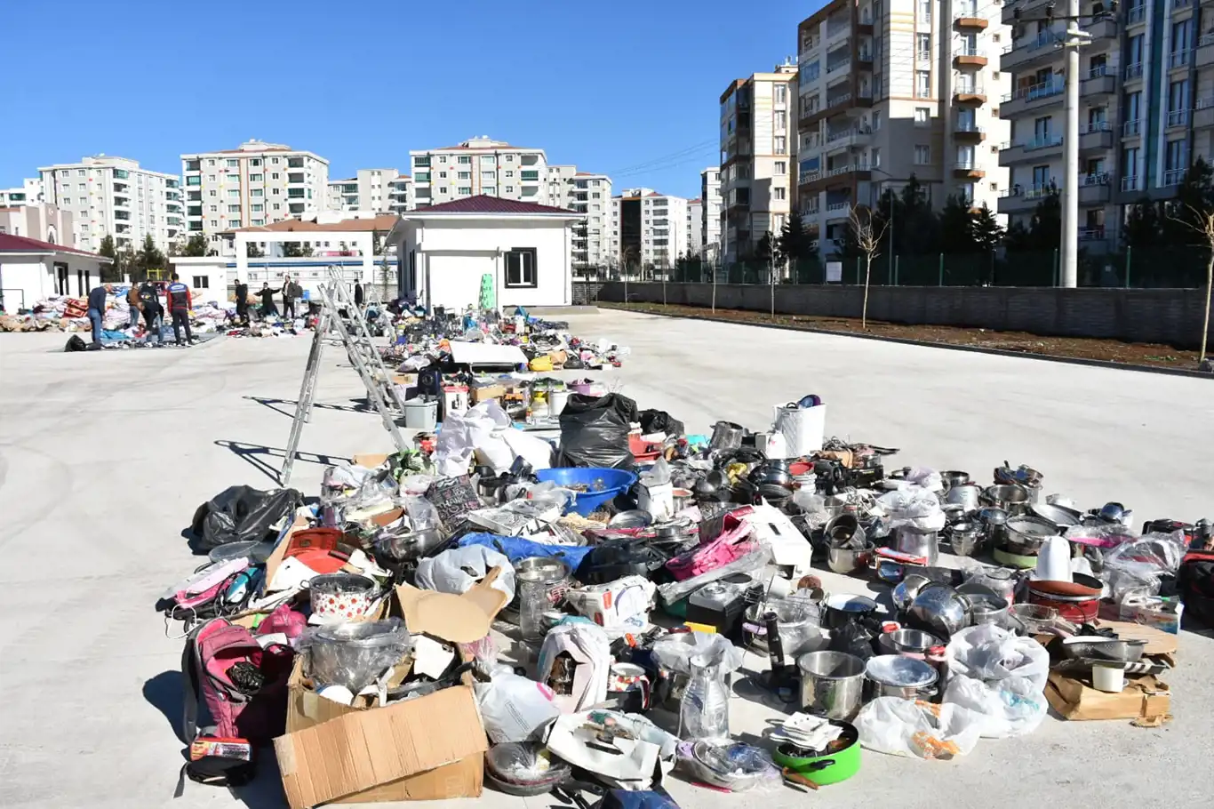 Diyarbakır'da enkaz altından çıkarılan değerli eşyalar ailelere teslim ediliyor Diyarbakır'da enkaz altından çıkarılan değerli eşyalar ailelere teslim ediliyor