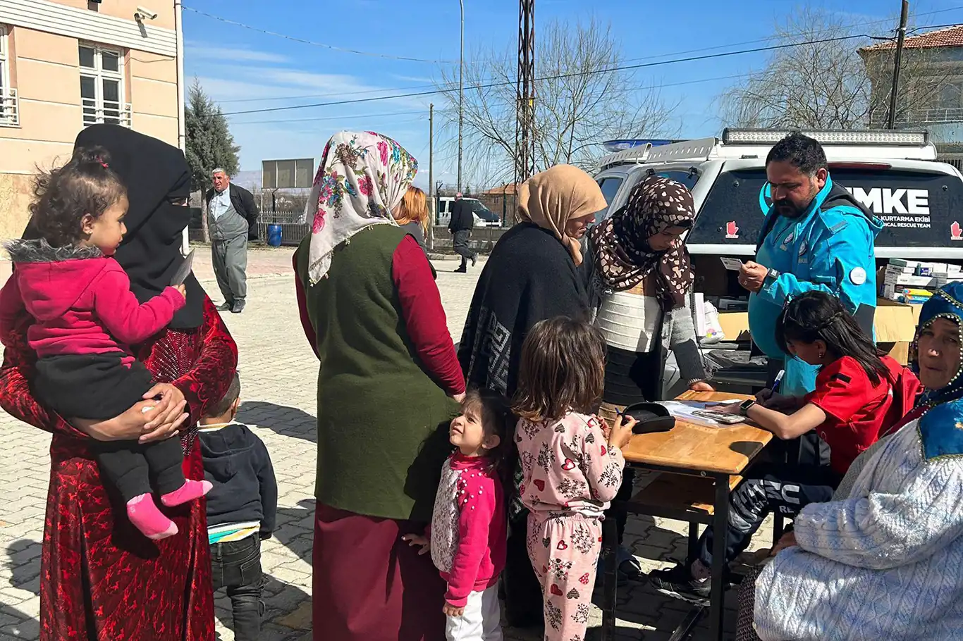 Malatya İl Sağlık Müdürü Berk: 100 kişilik sağlık tarama ekibiyle sahadayız Malatya İl Sağlık Müdürü Berk: 100 kişilik sağlık tarama ekibiyle sahadayız