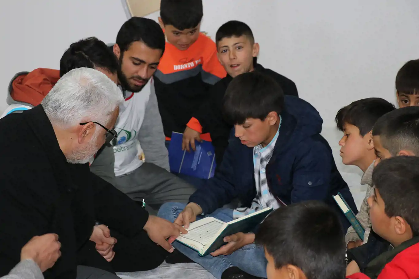 Yapıcıoğlu, deprem bölgesinde ders alan çocukların Kur'an-ı Kerim halkasına katıldı