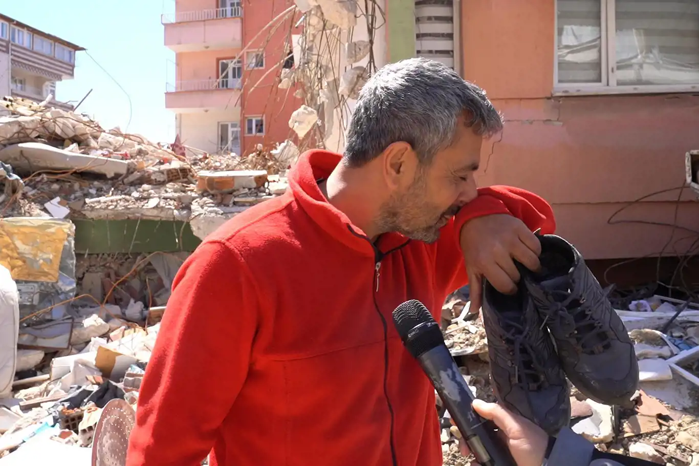 Aynı binada kalan 12 kuzeni vefat eden depremzede o anları anlatırken duygulandı