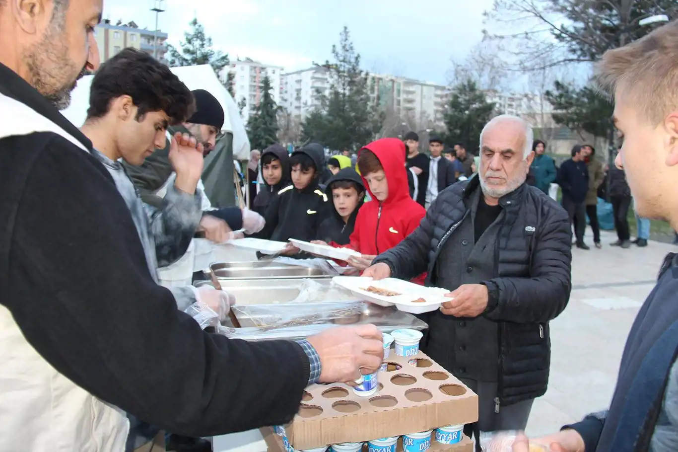 İslami hayır kuruluşları kurdukları iftar çadırında yaklaşık bin kişiye iftar yemeği veriyor