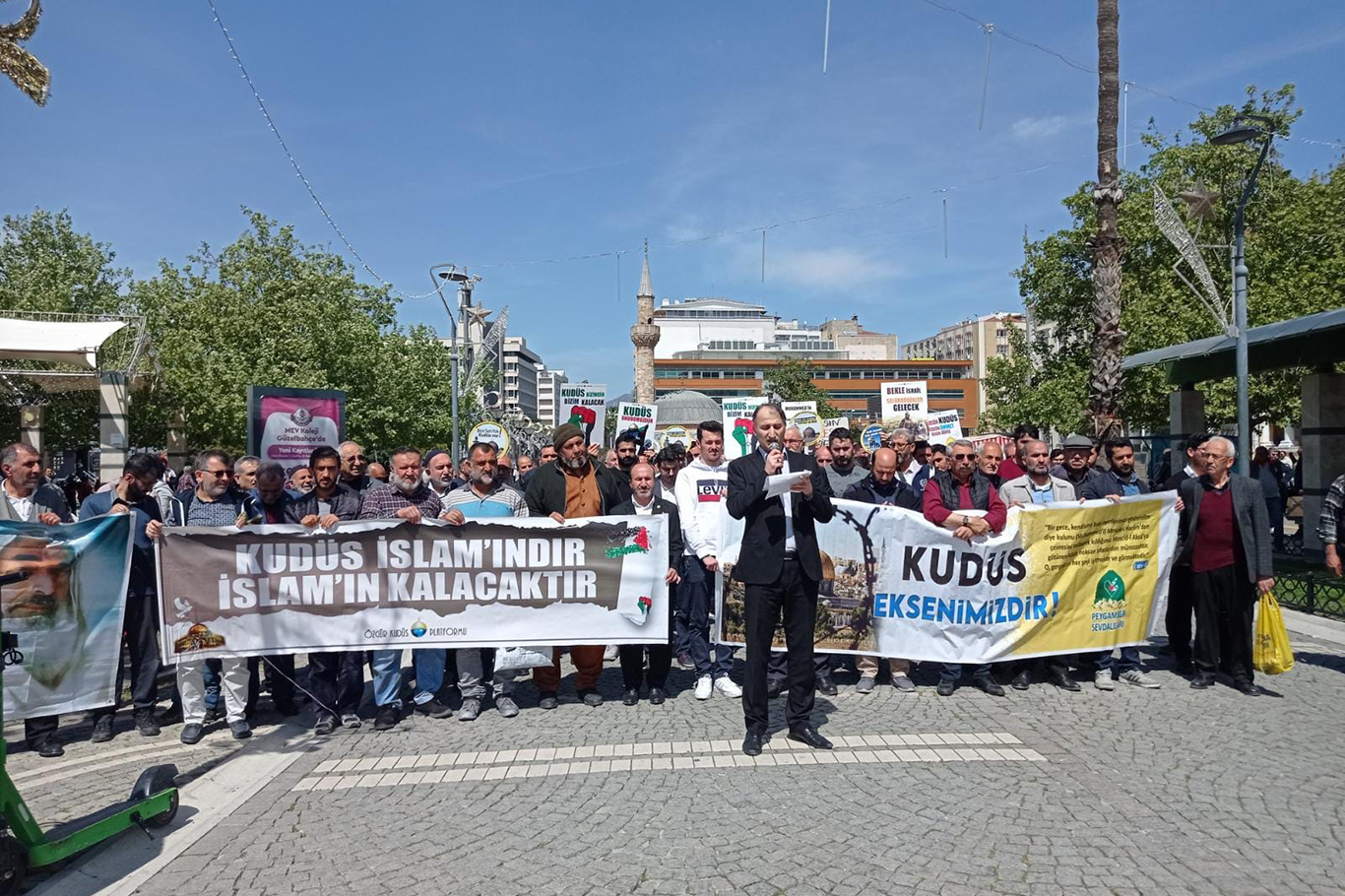 İzmir'de "Dünya Kudüs Günü" münasebetiyle kitlesel basın açıklaması İzmir'de "Dünya Kudüs Günü" münasebetiyle kitlesel basın açıklaması
