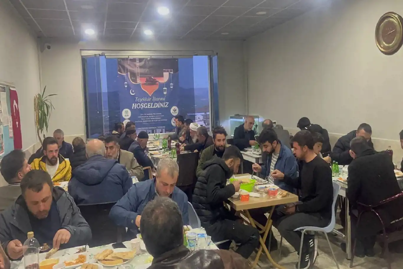 Umut Kervanı Karakoçan'da deprem bölgesinde çalışan gönüllülerine teşekkür iftarı verdi Umut Kervanı Karakoçan'da deprem bölgesinde çalışan gönüllülerine teşekkür iftarı verdi