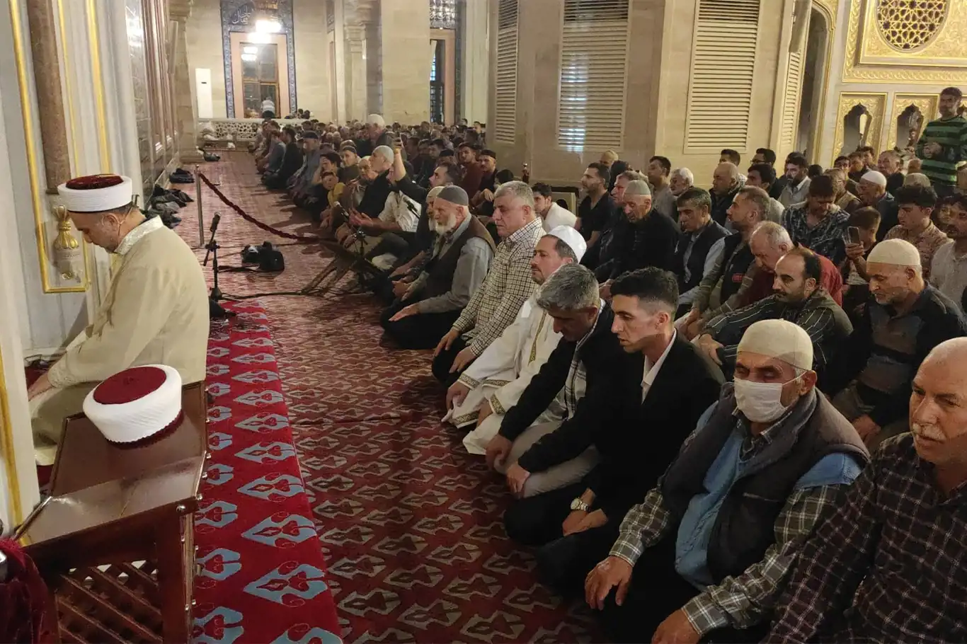 Adana'da Kadir Gecesi dualarla ihya edildi Adana'da Kadir Gecesi dualarla ihya edildi