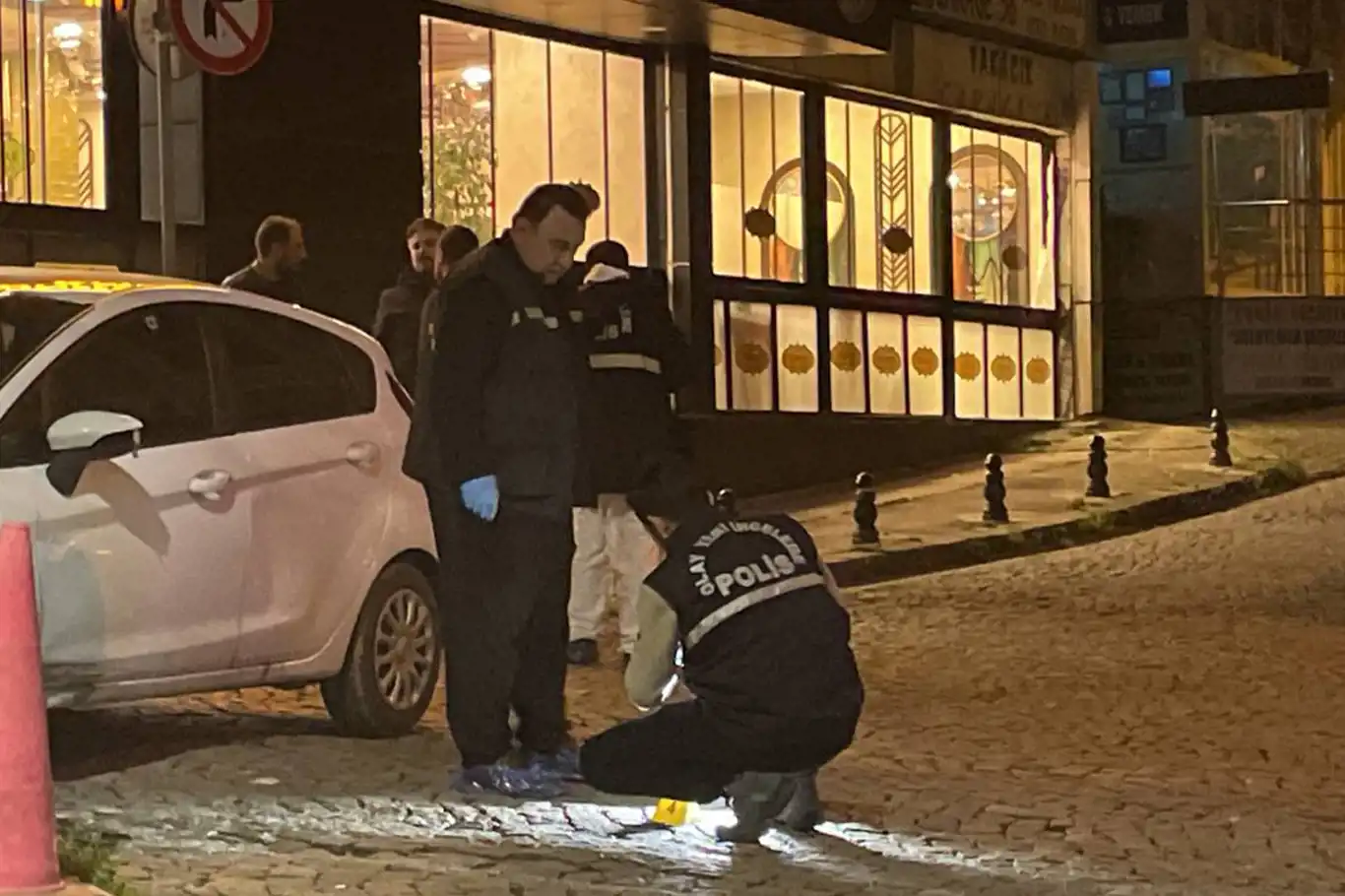 İstanbul Kartal'da park halindeki otomobile silahlı saldırı: 2 ölü, 2 yaralı İstanbul Kartal'da park halindeki otomobile silahlı saldırı: 2 ölü, 2 yaralı