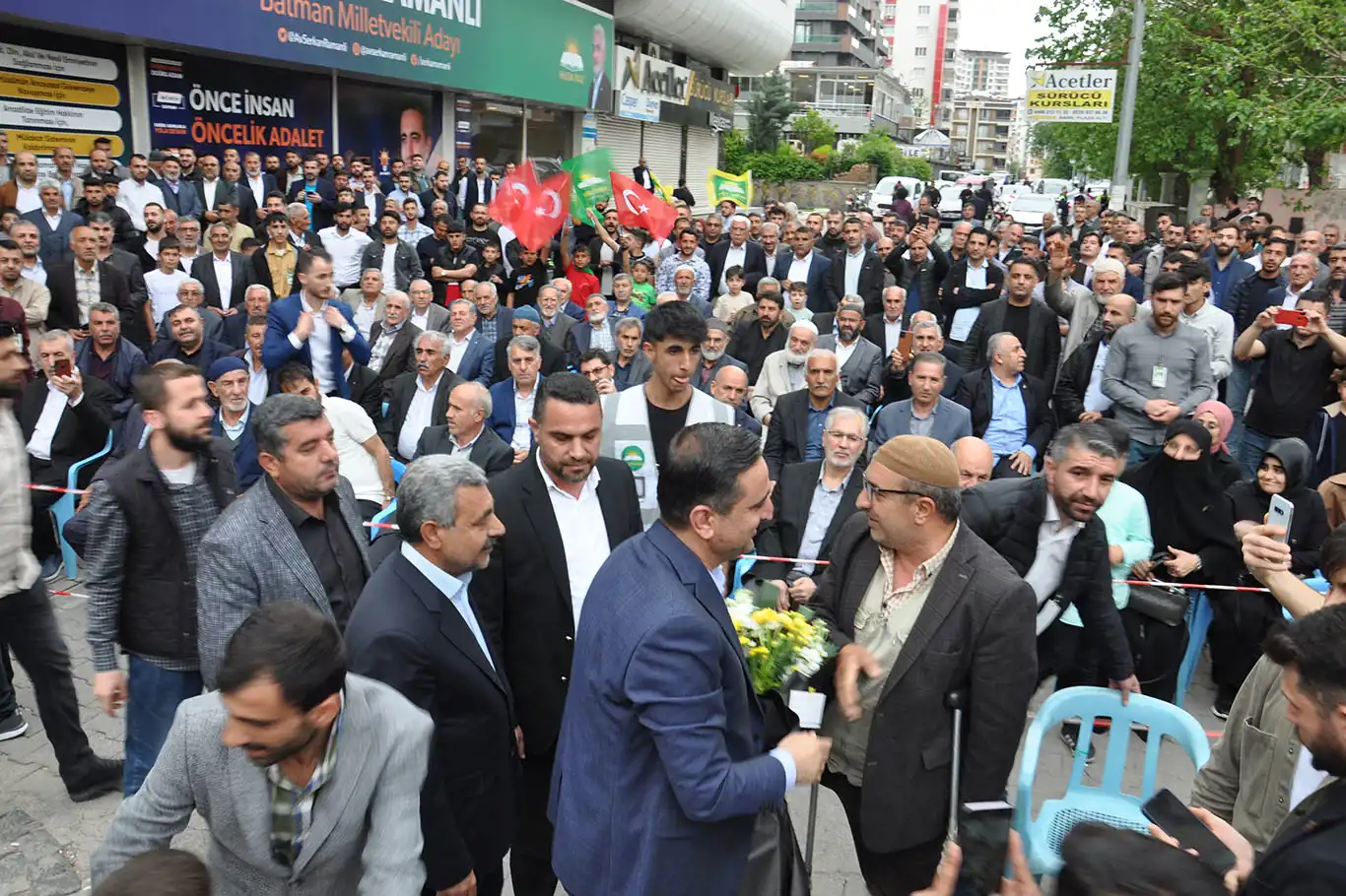 Batman milletvekili adayı Ramanlı'nın seçim lokali miting havasında açıldı Batman milletvekili adayı Ramanlı'nın seçim lokali miting havasında açıldı