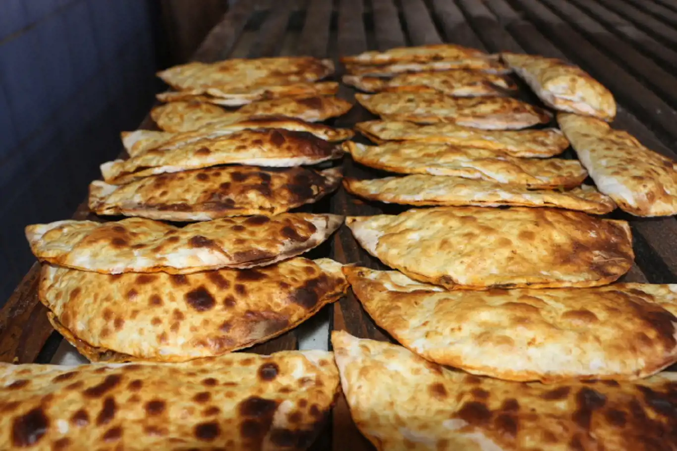 Kadim şehrin kadim lezzeti: Sembusek (kapalı lahmacun) Kadim şehrin kadim lezzeti: Sembusek (kapalı lahmacun)