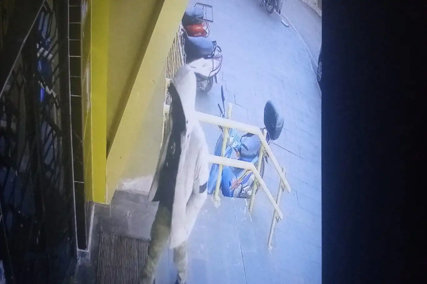 Motosiklet hırsızlığı kameralara yansıdı