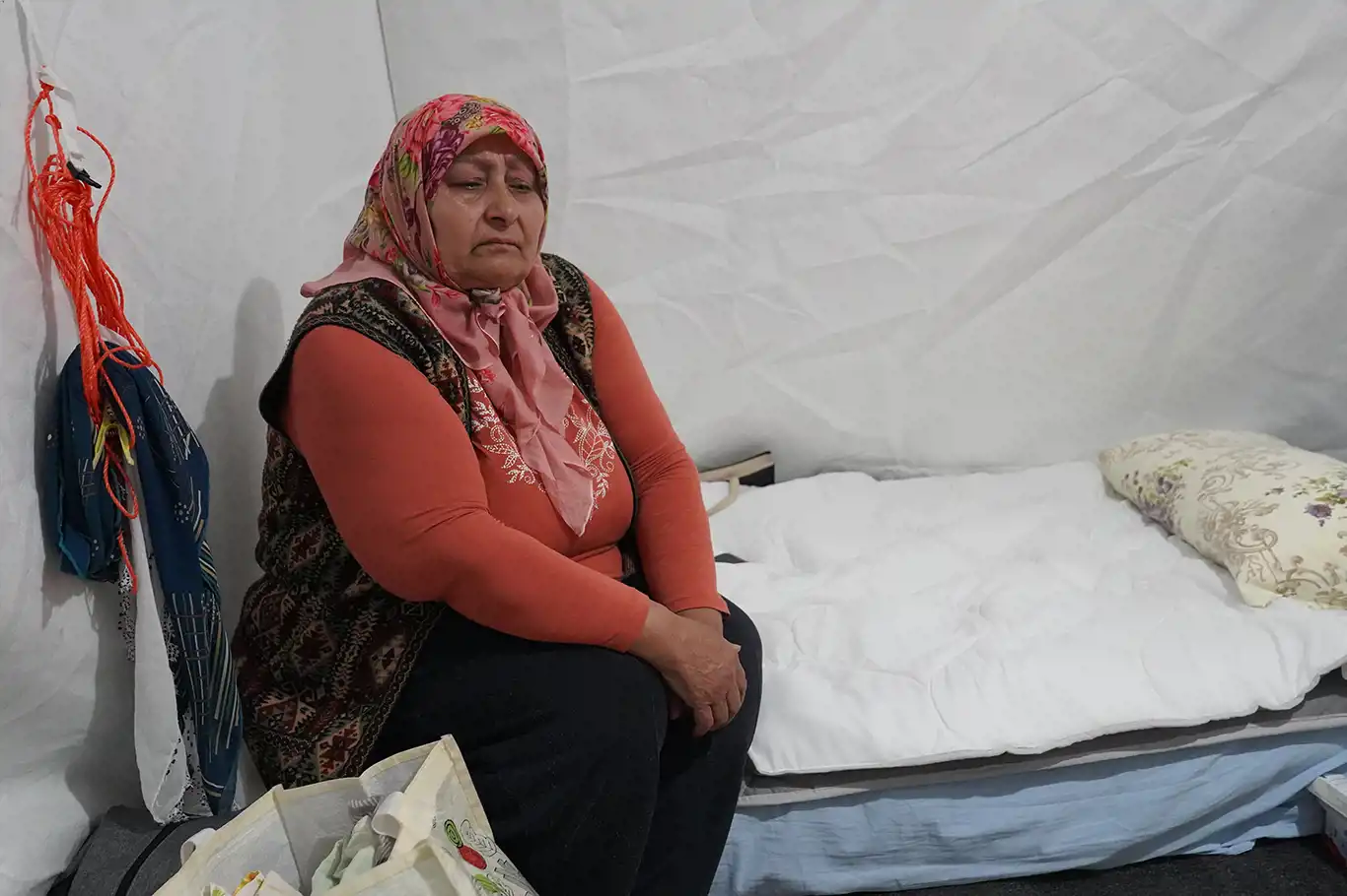 Depremde 11 yakınını kaybeden gözü yaşlı kadın: Allah'tan gelene hamdolsun Depremde 11 yakınını kaybeden gözü yaşlı kadın: Allah'tan gelene hamdolsun