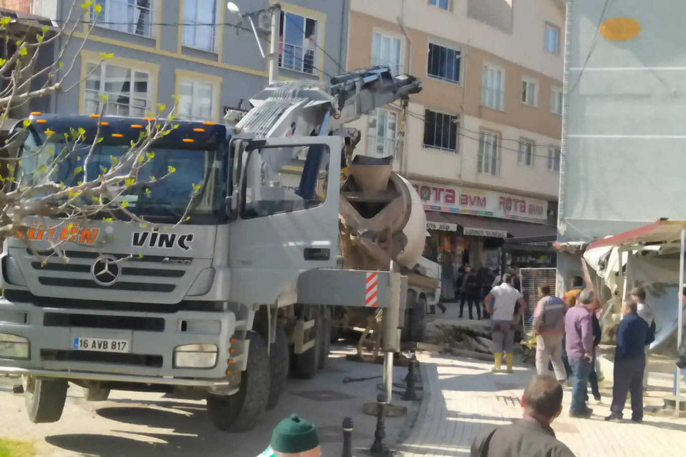 Beton yüklü mikser, bir iş yerinin üzerine devrildi Beton yüklü mikser, bir iş yerinin üzerine devrildi