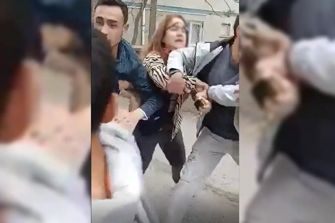Tesettür düşmanları Ankara'da tesettürlü bir kadına saldırdı Tesettür düşmanları Ankara'da tesettürlü bir kadına saldırdı