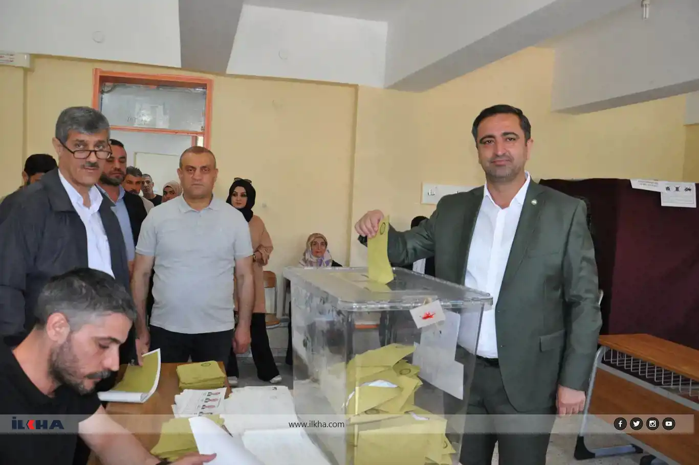 HÜDA PAR spokesman Serkan Ramanlı casts vote with family in Batman