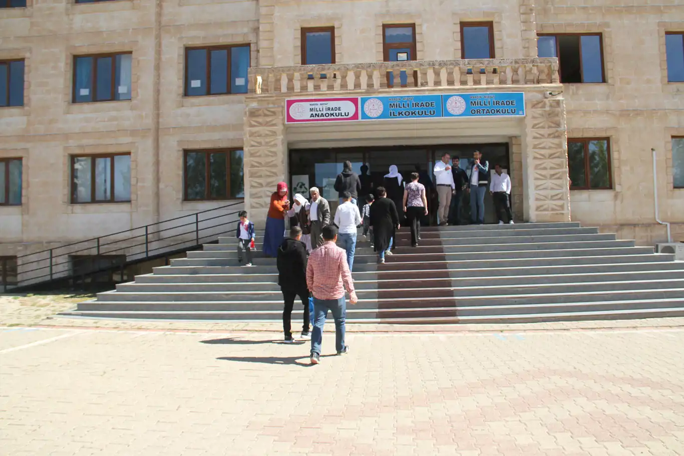 Seçime yoğun ilgi gösteren Midyatlılar duygularını paylaştı: Seçim hayırlar getirsin Seçime yoğun ilgi gösteren Midyatlılar duygularını paylaştı: Seçim hayırlar getirsin