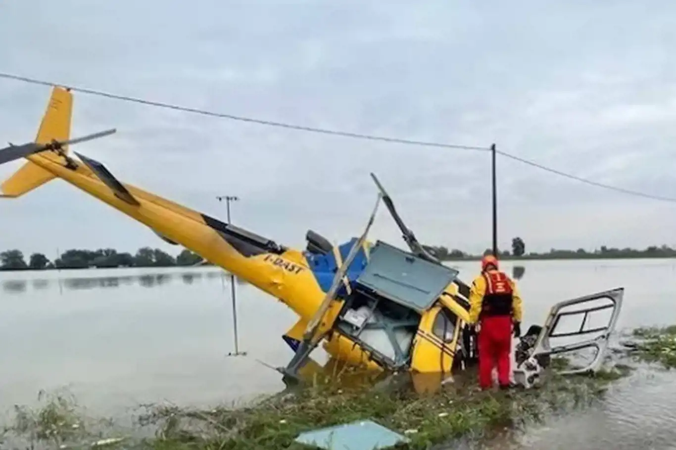 İtalya'da helikopter düştü: 4 yaralı İtalya'da helikopter düştü: 4 yaralı