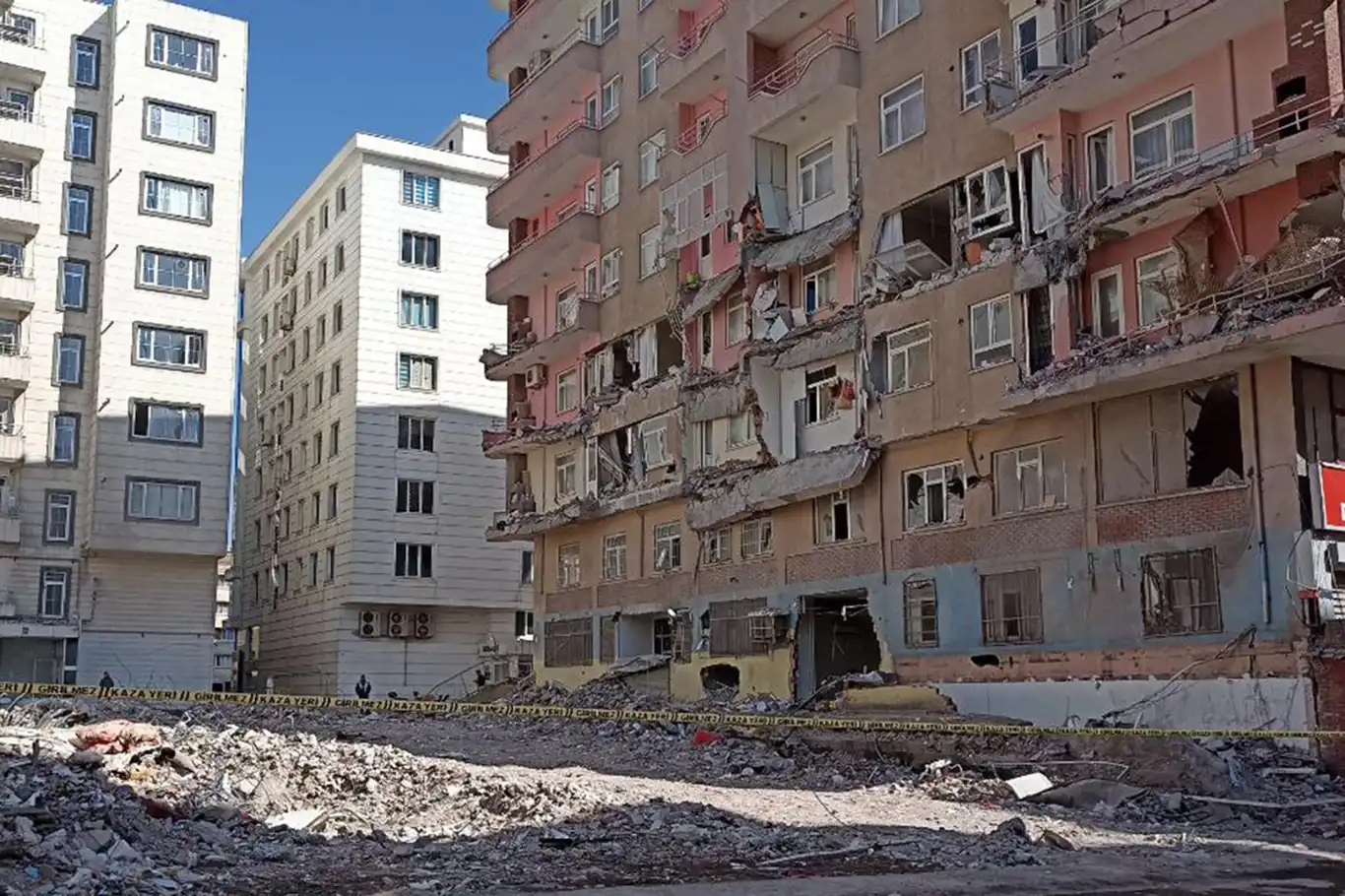 Diyarbakır'da ağır hasarlı binaların yıkımına başlanılacak Diyarbakır'da ağır hasarlı binaların yıkımına başlanılacak