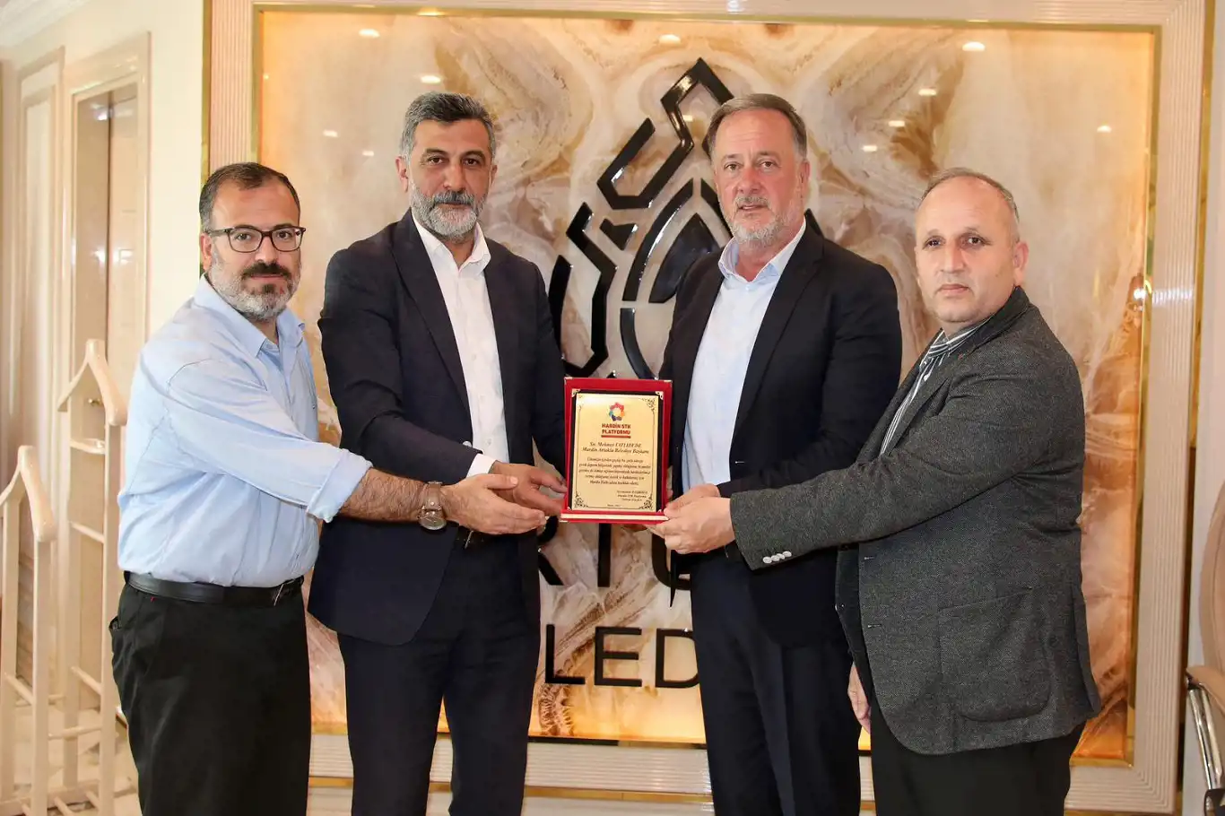 Artuklu Belediye Başkanı Tatlıdede'ye teşekkür plaketi Artuklu Belediye Başkanı Tatlıdede'ye teşekkür plaketi