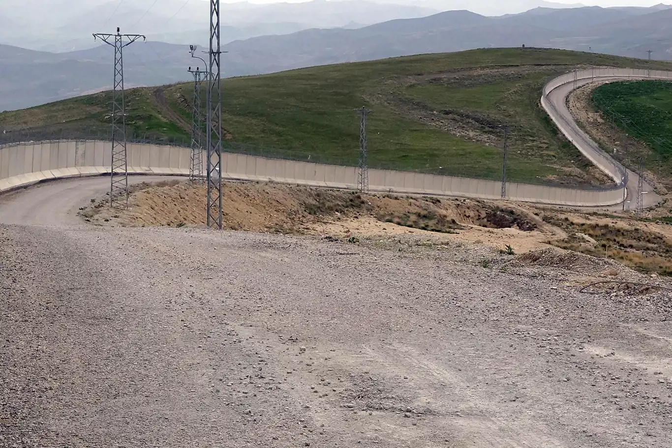 Türkiye-İran sınırında ileri teknoloji kaçak geçişleri önlüyor Türkiye-İran sınırında ileri teknoloji kaçak geçişleri önlüyor