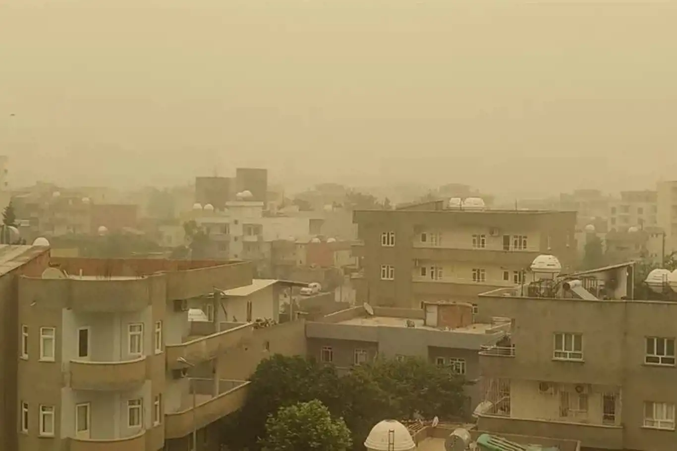 Hakkari'de toz taşınımı etkili oldu Hakkari'de toz taşınımı etkili oldu