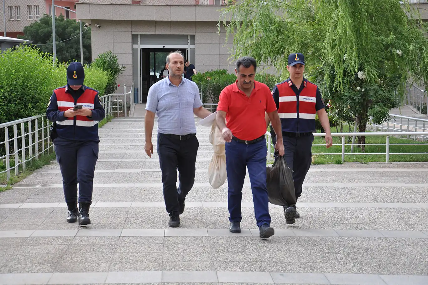 Batman'da oy torbaları adliyeye getirilmeye başlandı Batman'da oy torbaları adliyeye getirilmeye başlandı