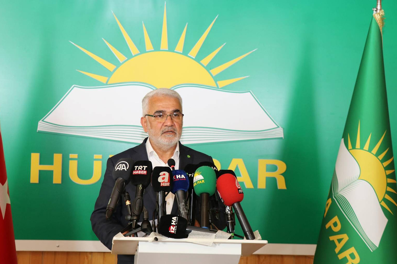 HÜDA PAR Genel Başkanı Yapıcıoğlu, Milletvekilliği ve Cumhurbaşkanlığı genel seçimlerini, partisinin Genel Merkezinde düzenlediği basın toplantısında değerlendirdi.