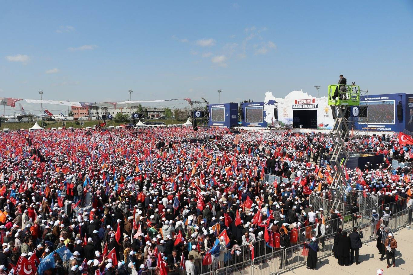 AK Parti'nin Büyük İstanbul Mitingi: Resmi rakamlara göre 1 milyon 700 bin kişi katıldı AK Parti'nin Büyük İstanbul Mitingi: Resmi rakamlara göre 1 milyon 700 bin kişi katıldı