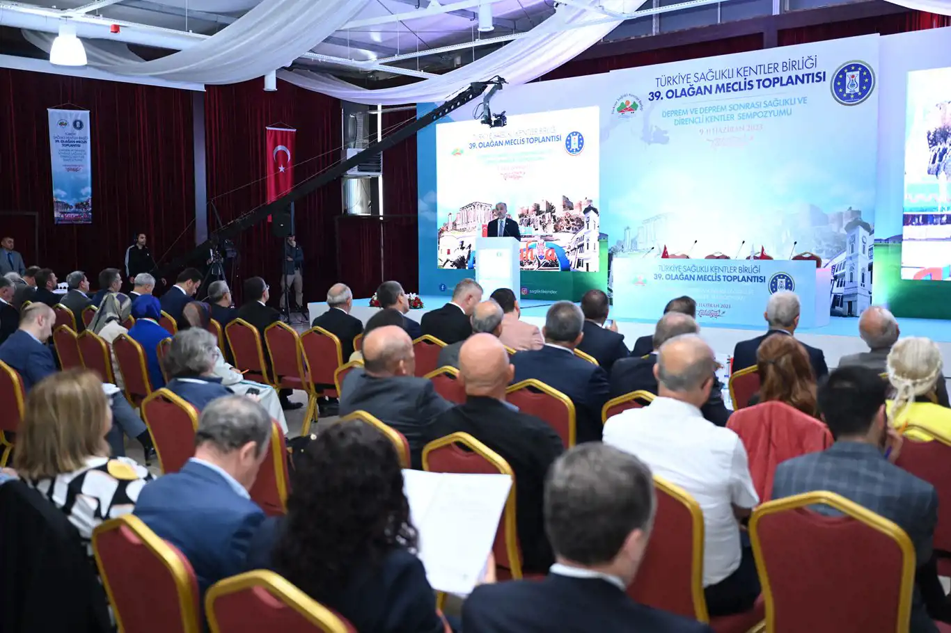 Kütahya'da 'Deprem ve deprem sonrası sağlıklı ve dirençli kentler' başlıklı toplantı gerçekleştirildi Kütahya'da 'Deprem ve deprem sonrası sağlıklı ve dirençli kentler' başlıklı toplantı gerçekleştirildi