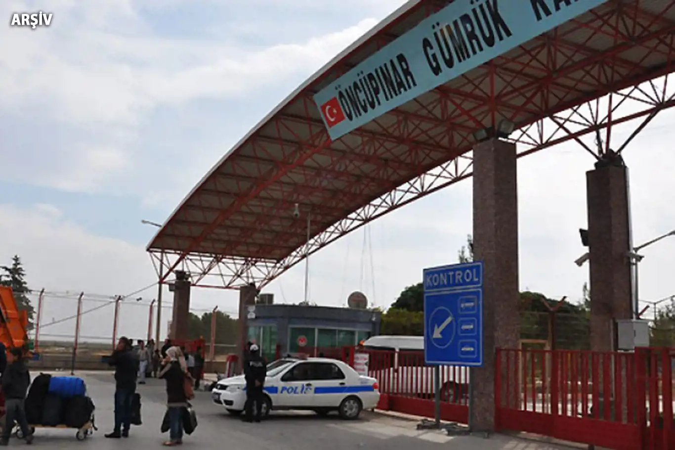 Suriye'den atılan 5 roket Kilis'te boş araziye düştü Suriye'den atılan 5 roket Kilis'te boş araziye düştü