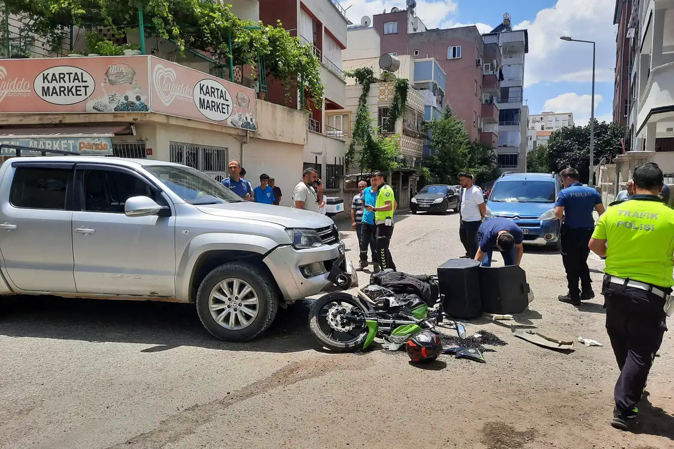 Motosiklet kamyonetle kafa kafaya çarpıştı: Moto kurye ağır yaralı Motosiklet kamyonetle kafa kafaya çarpıştı: Moto kurye ağır yaralı