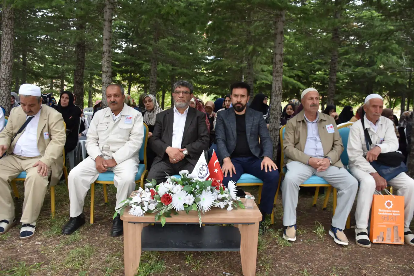 Bitlis'te hacı adayları dualarla kutsal topraklara uğurlandı Bitlis'te hacı adayları dualarla kutsal topraklara uğurlandı