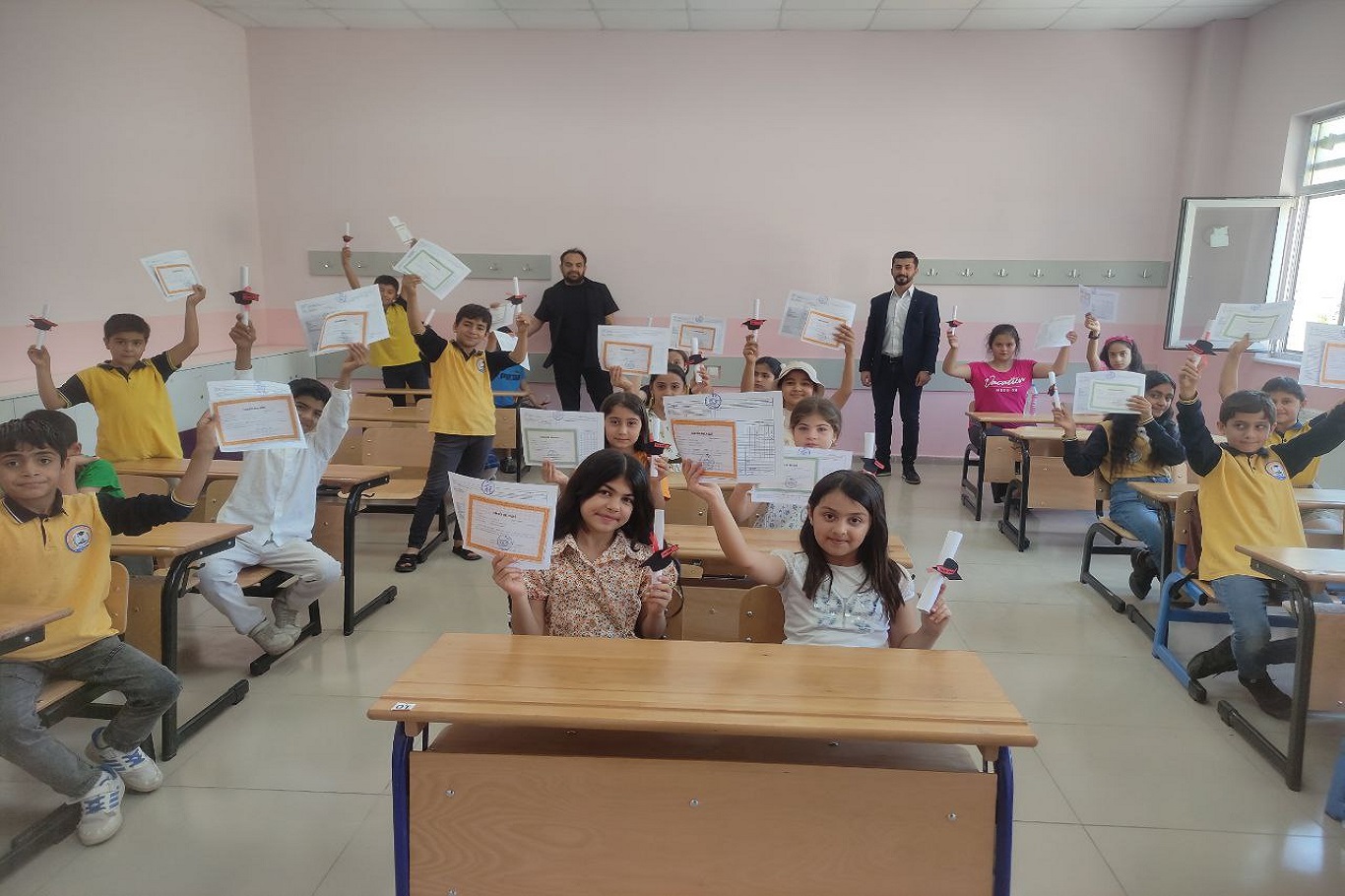 Mardin'de öğrenciler karne heyecanı yaşadı Mardin'de öğrenciler karne heyecanı yaşadı