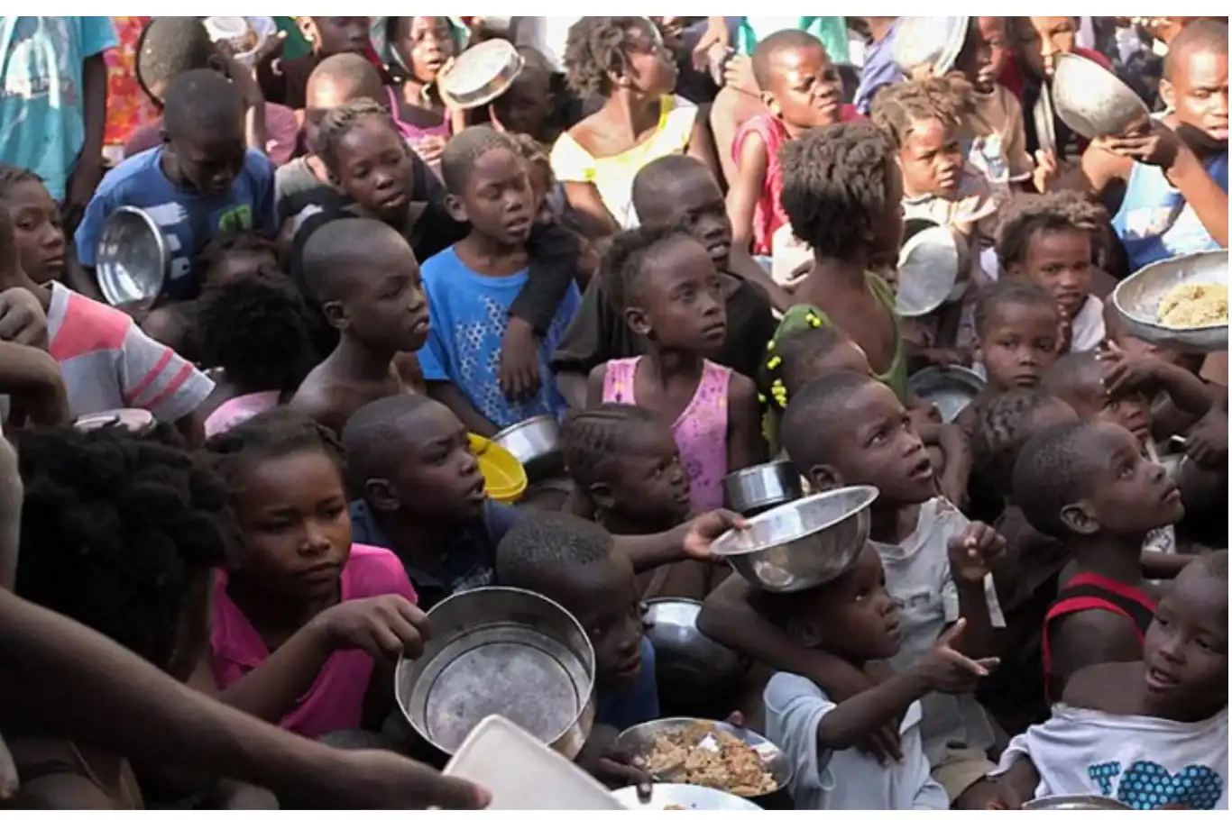 Starving help. Африканские дети Голодные. Гаити население.