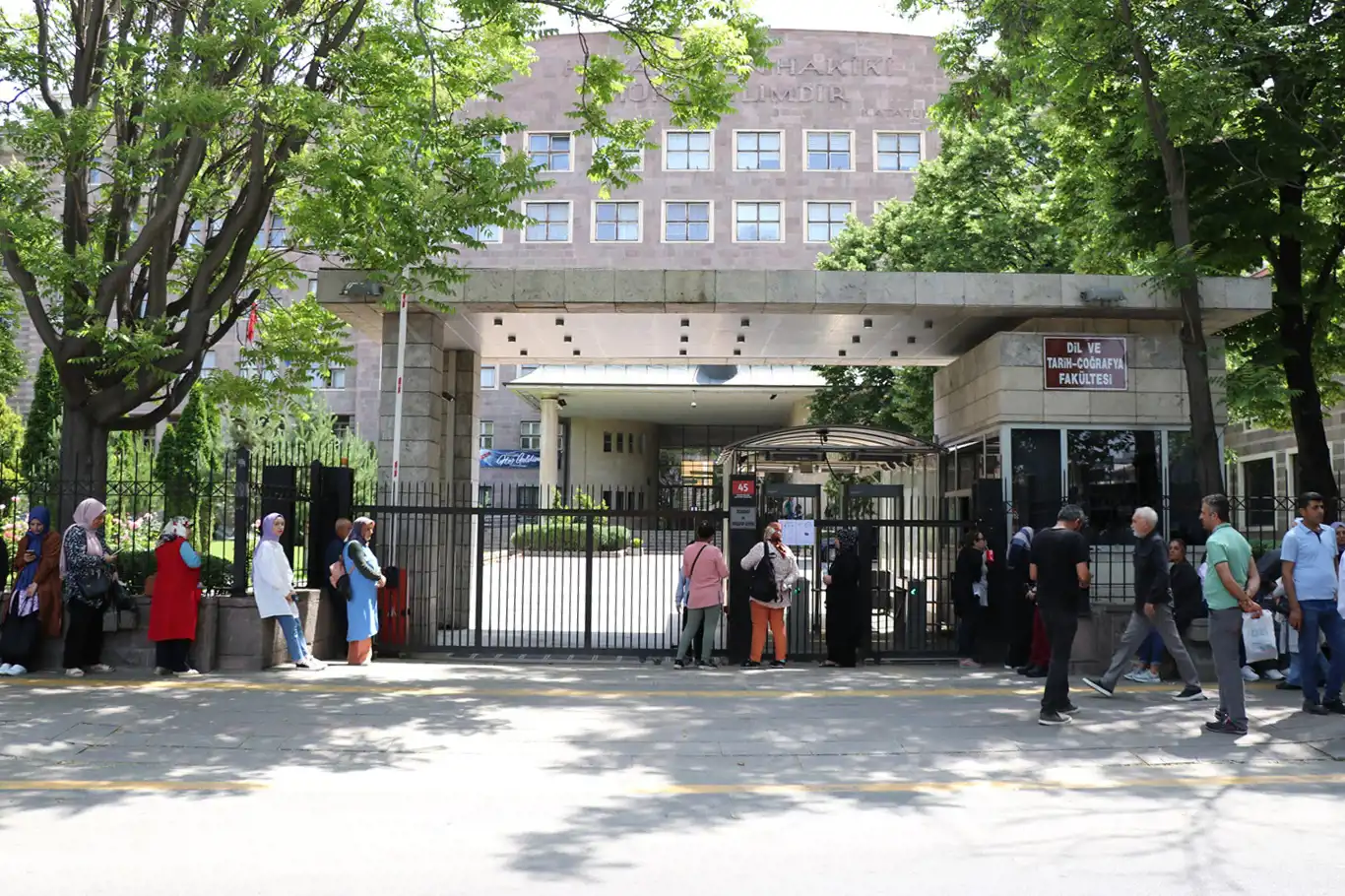 Öğrenciler içerde ebeveynler dışarıda ter döktü