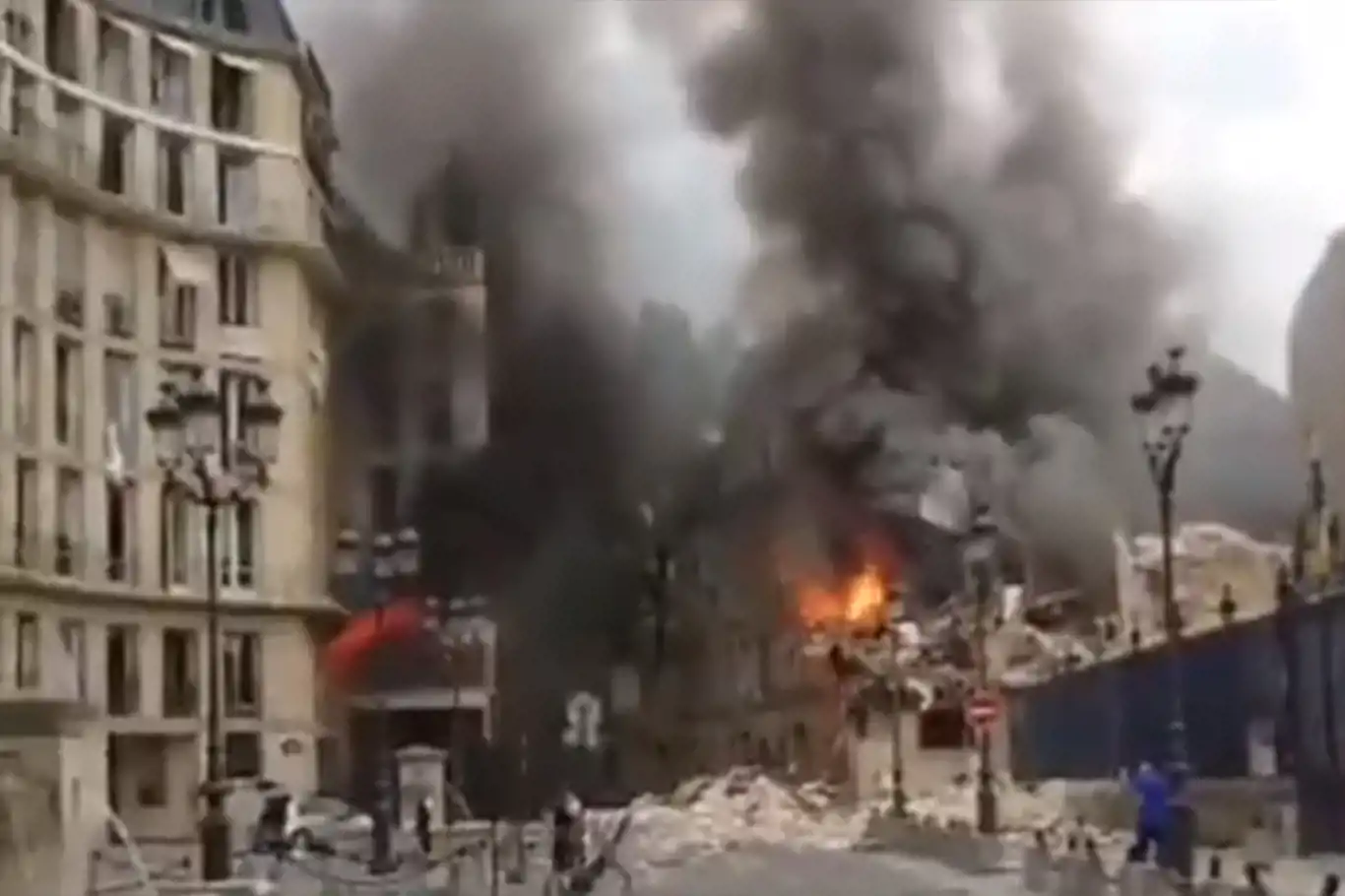 Paris'teki patlamada yaralı sayısı 37'ye yükseldi Paris'teki patlamada yaralı sayısı 37'ye yükseldi