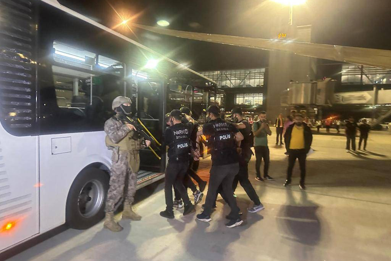 Kırmızı bültenle aranan 2 kişi Türkiye'de yakalandı Kırmızı bültenle aranan 2 kişi Türkiye'de yakalandı