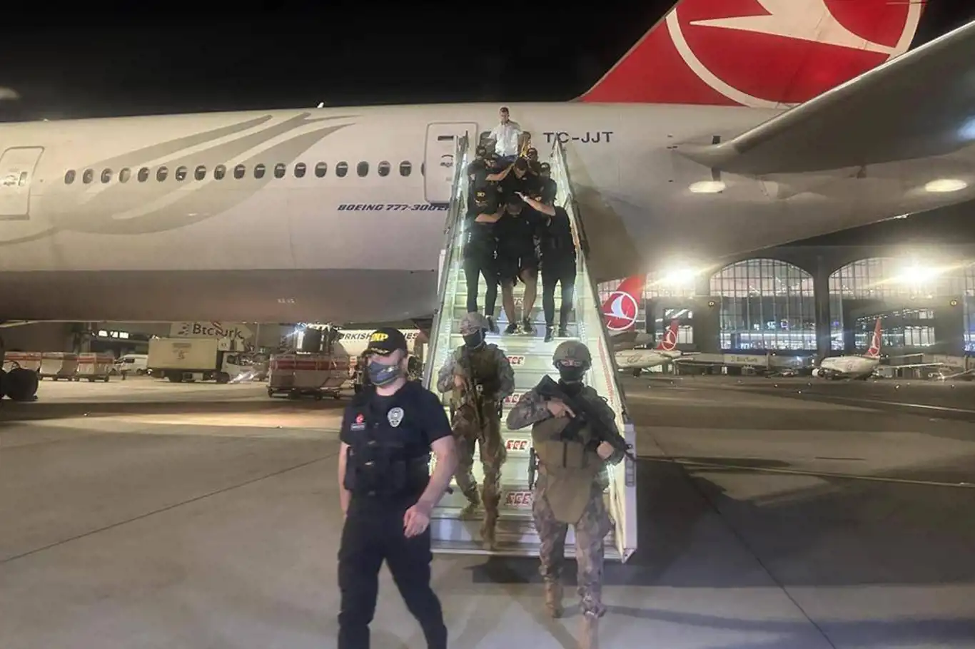 Kırmızı bültenle aranan 2 kişi Türkiye'de yakalandı Kırmızı bültenle aranan 2 kişi Türkiye'de yakalandı