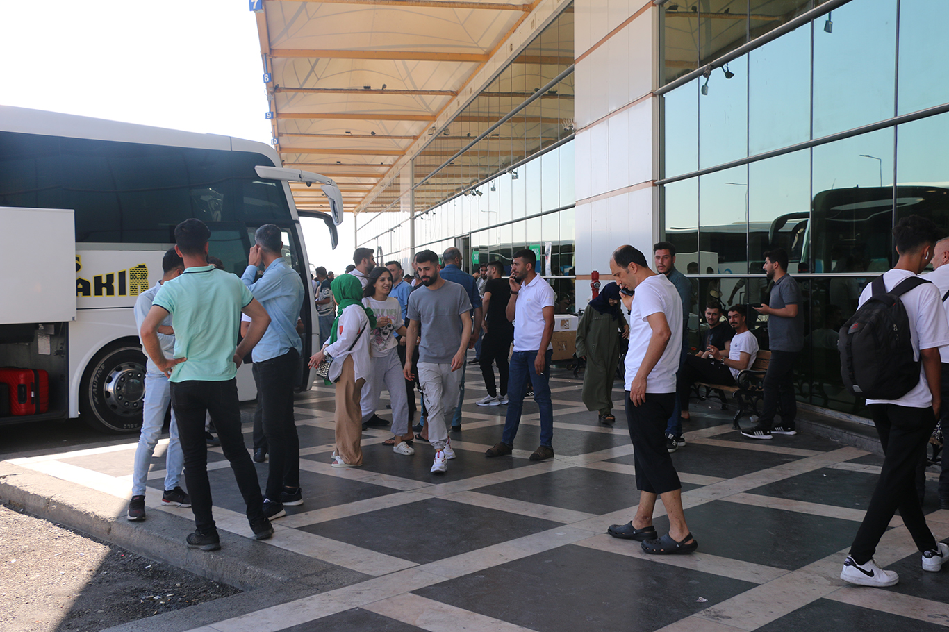 Otogarlarda bayram yoğunluğu başladı