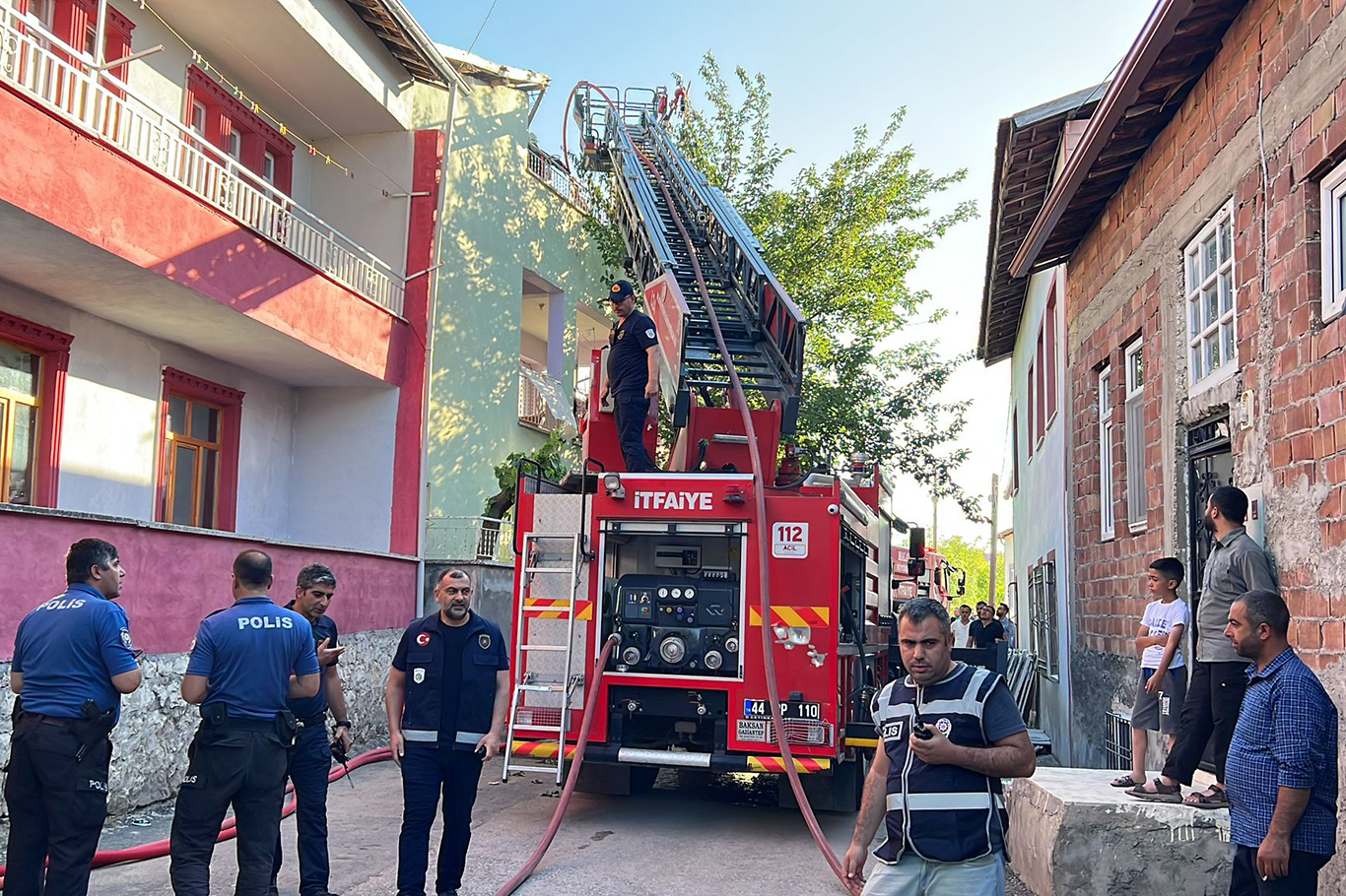 Malatya’da çatıda çıkan yangın korkuttu