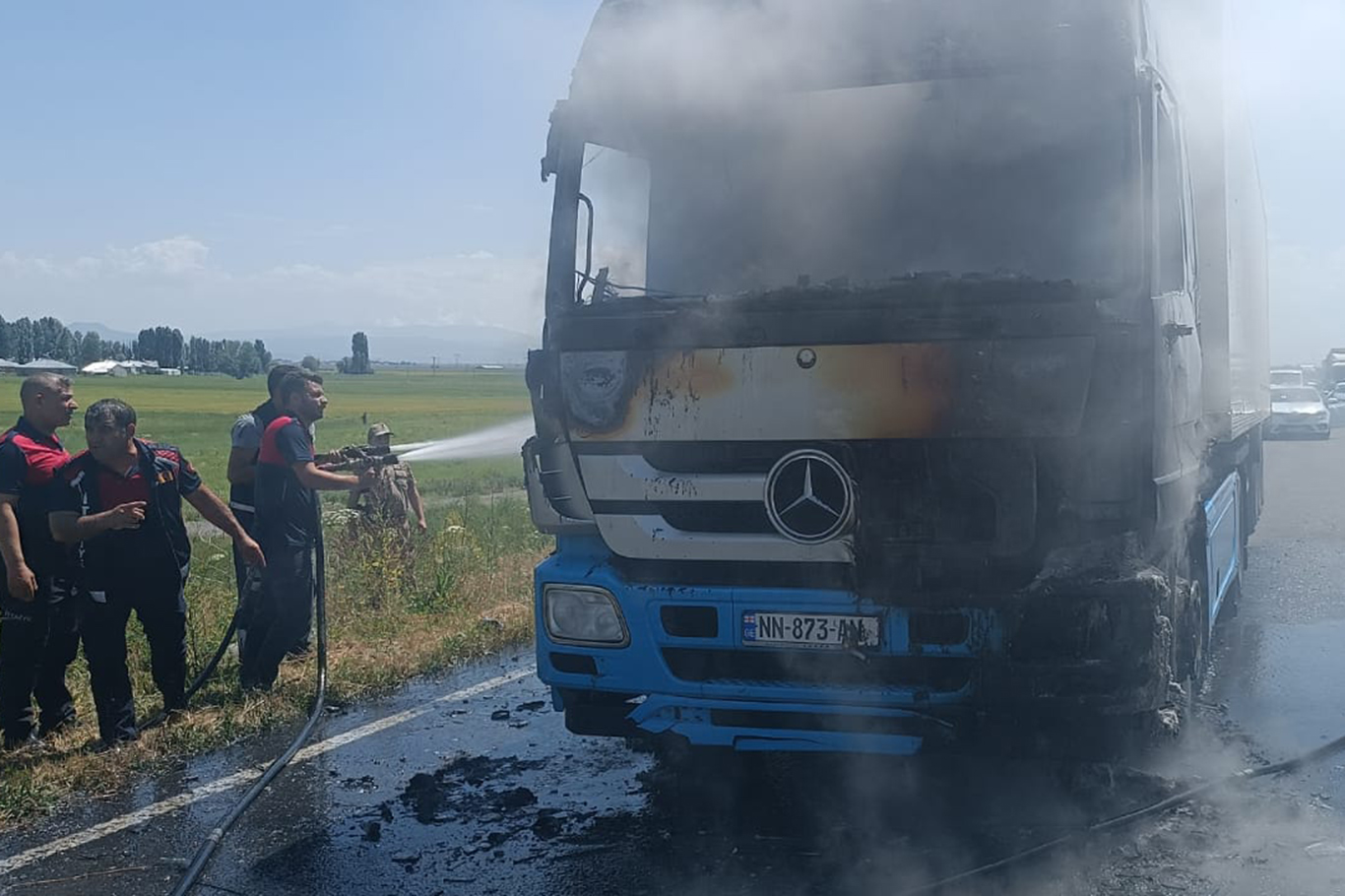 Seyir halindeki tır alev aldı