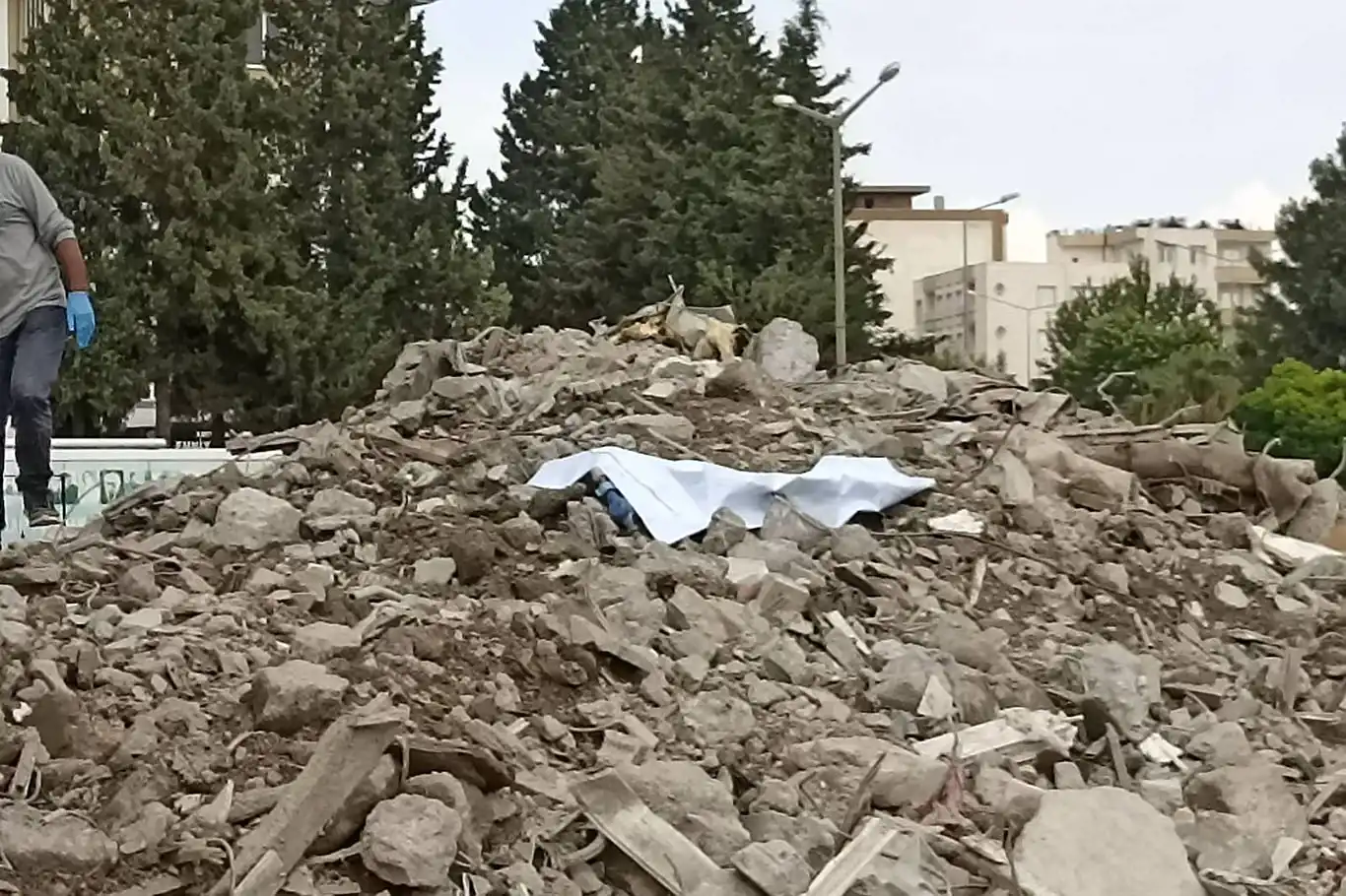 Adıyaman'da enkaz altından bir ceset çıkarıldı Adıyaman'da enkaz altından bir ceset çıkarıldı