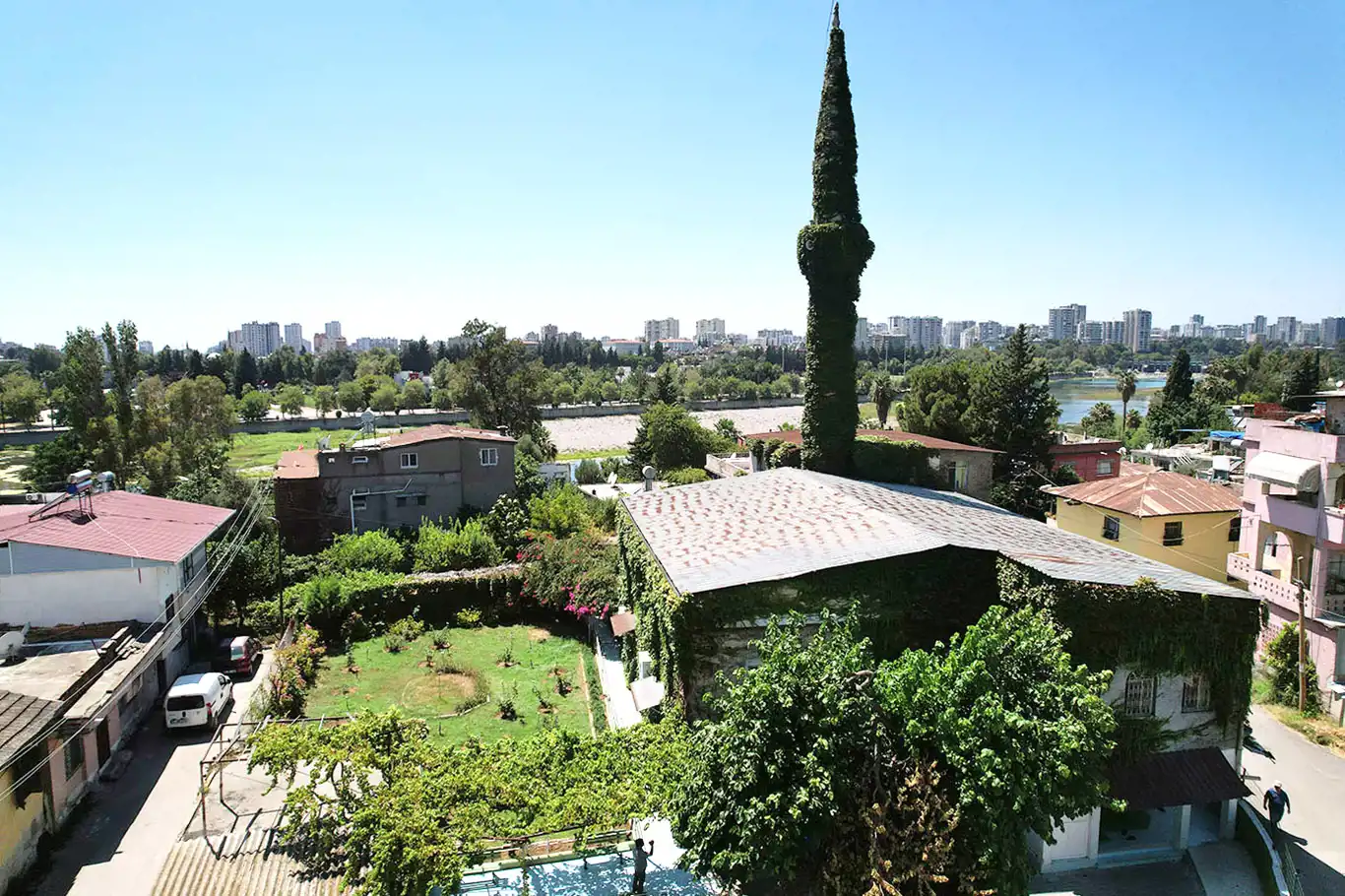 Adana'da sarmaşıklarıyla ünlü cami: Köprüköy Camii