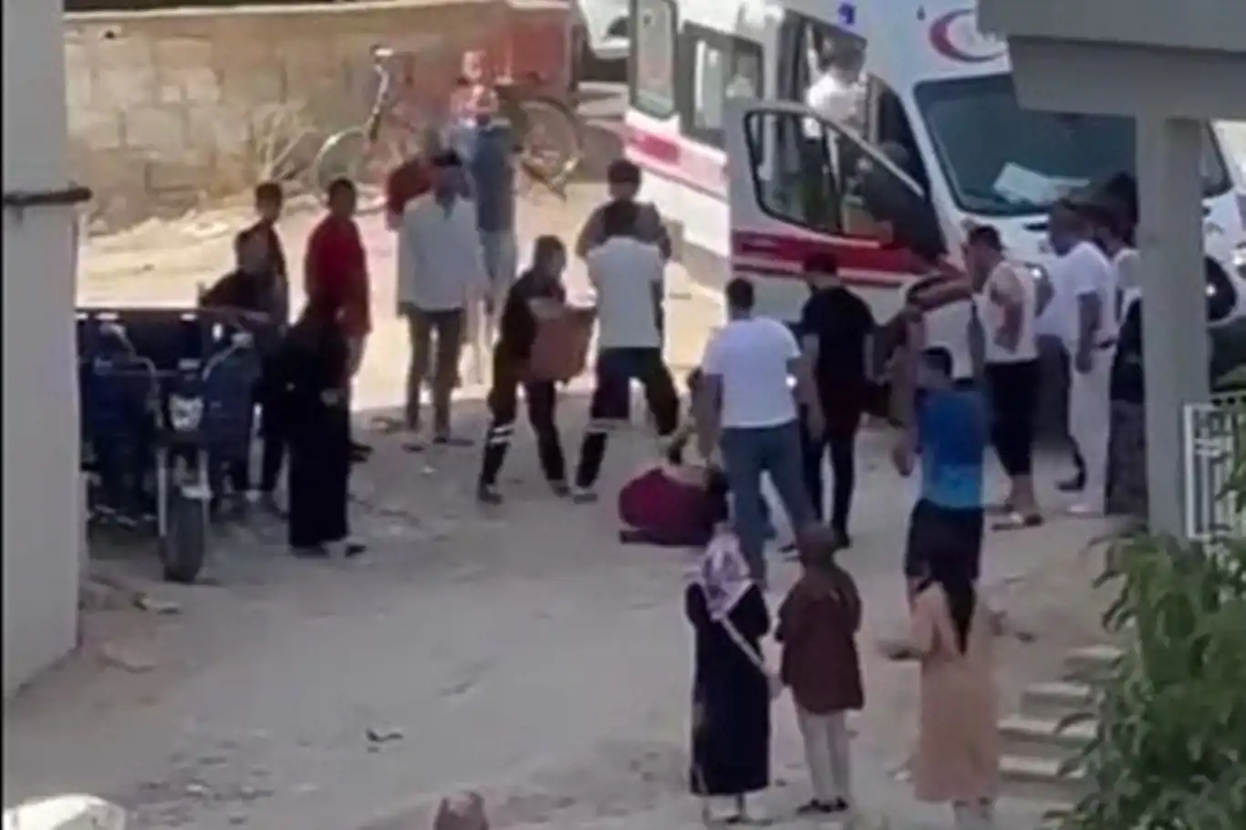 Temizlik yaptığı binanın altıncı katından düşen kadın hayatını kaybetti Temizlik yaptığı binanın altıncı katından düşen kadın hayatını kaybetti