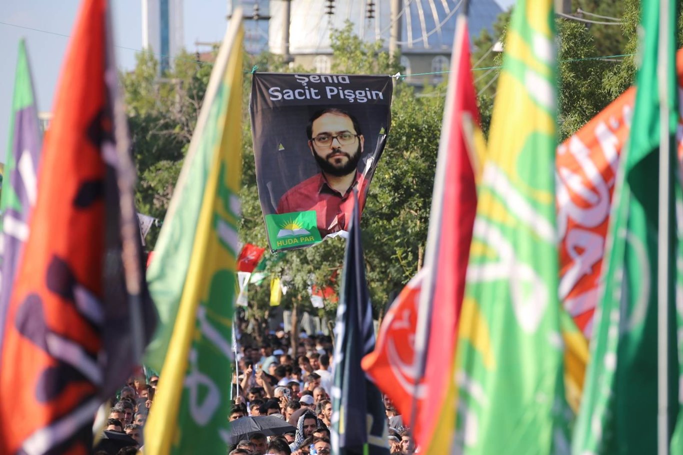 Peygamber Sevdalıları Vakfı, Kur'an-ı Kerim'e yönelik saldırıları telin etmek amacıyla Diyarbakır'da İstasyon Meydanında Kur'an'a Saygı Mitingi düzenledi.