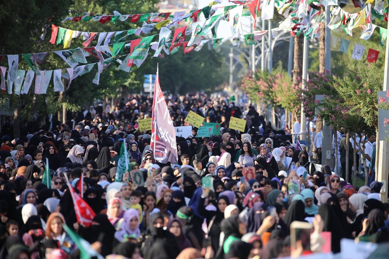 Peygamber Sevdalıları Vakfı, Kur'an-ı Kerim'e yönelik saldırıları telin etmek amacıyla Diyarbakır'da İstasyon Meydanında Kur'an'a Saygı Mitingi düzenledi.