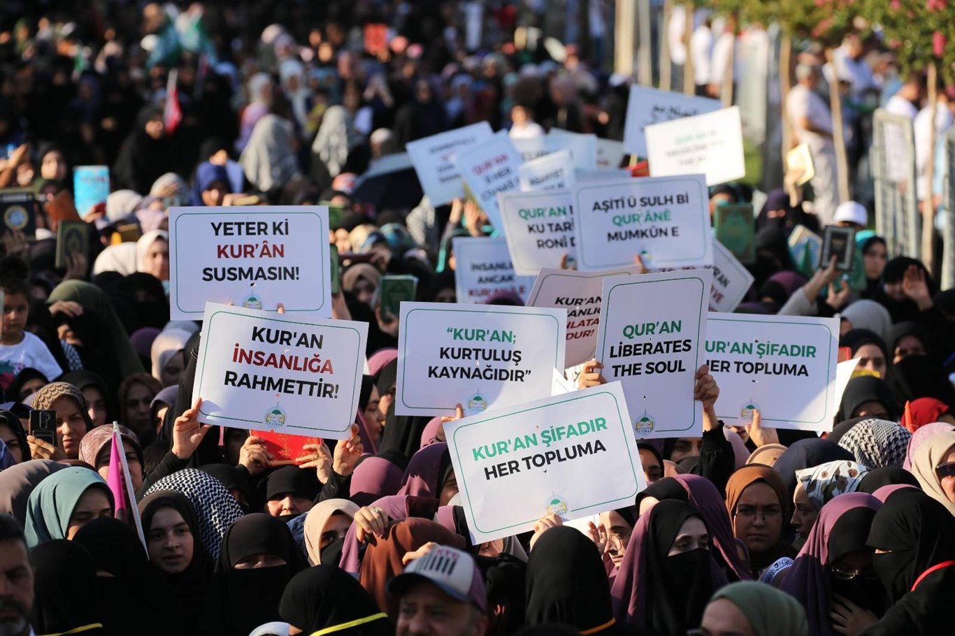 Peygamber Sevdalıları Vakfı, Kur'an-ı Kerim'e yönelik saldırıları telin etmek amacıyla Diyarbakır'da İstasyon Meydanında Kur'an'a Saygı Mitingi düzenledi.