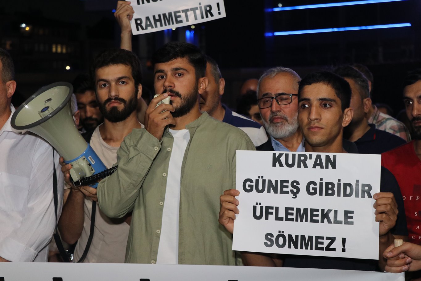 Zeytinburnu Kardeşlik Platformu'ndan Kur'an-ı Kerim'in yakılması protestosu