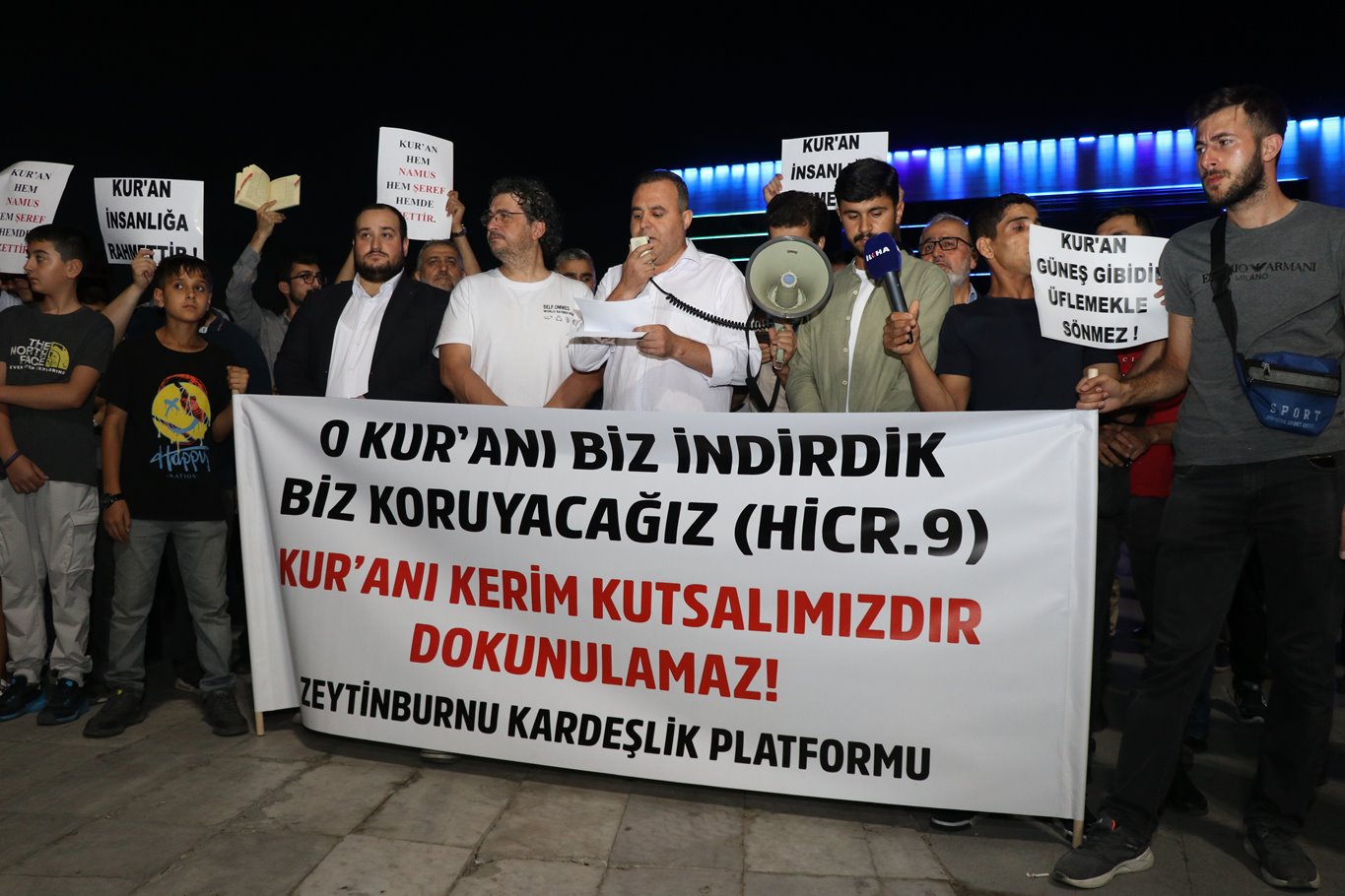 Zeytinburnu Kardeşlik Platformu'ndan Kur'an-ı Kerim'in yakılması protestosu